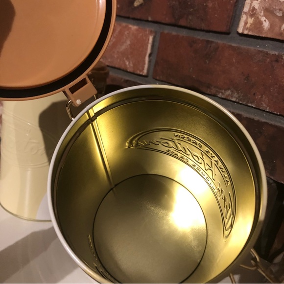 Tim Hortons-Set of 2 limited edition Tim coffee tins - Picture 6 of 7